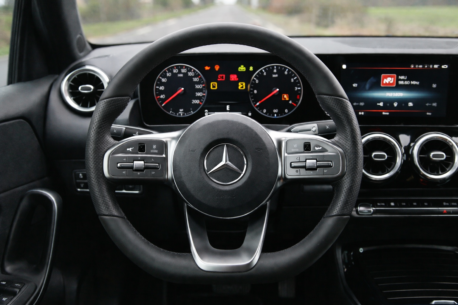 Voyants sur un tableau de bord de Mercedes