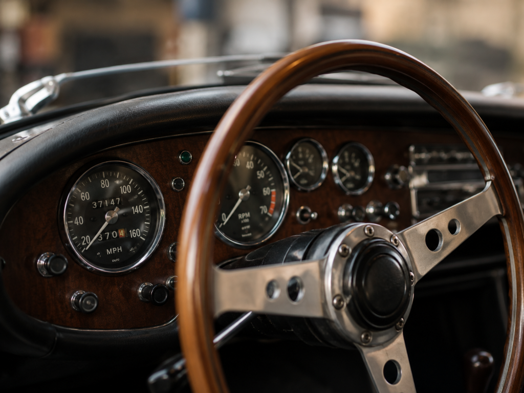 Tableau de bord d'une voiture ancienne