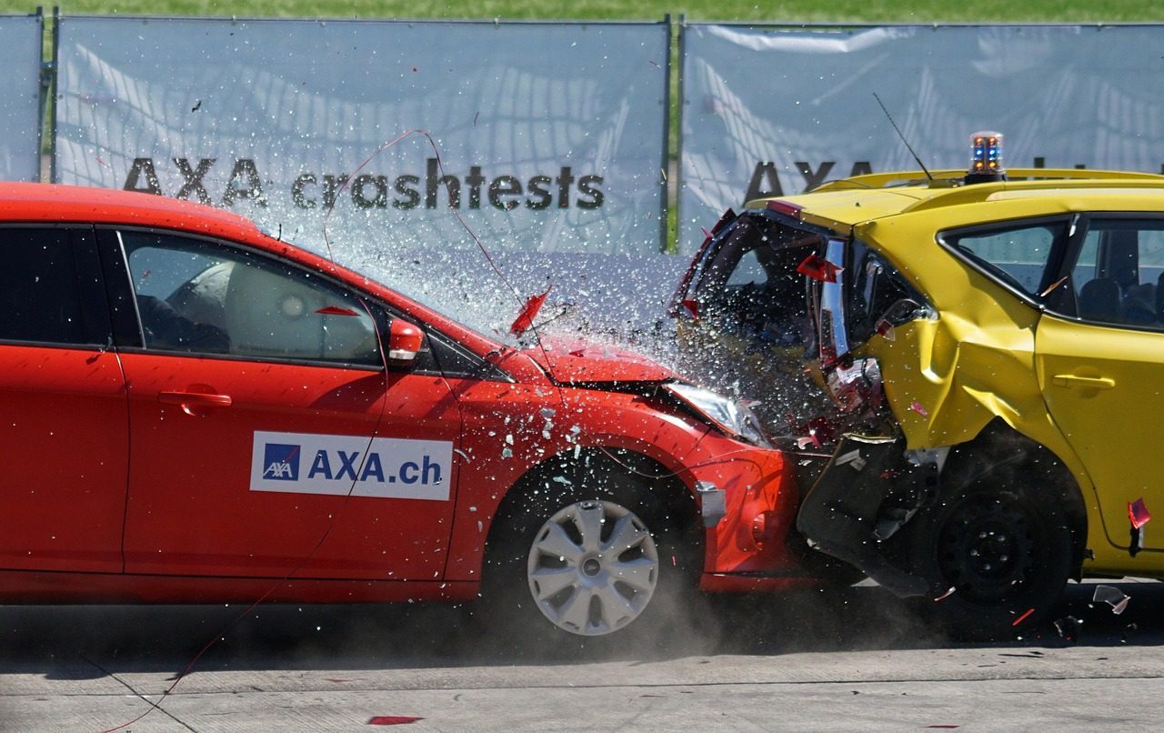 Accident entre deux véhicules lors d un crash test, illustrant le risque routier professionnel