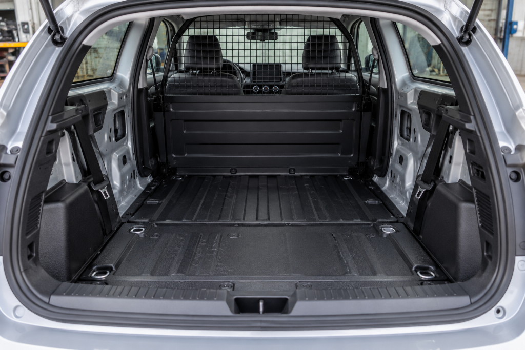 Coffre de voiture avec grille de séparation